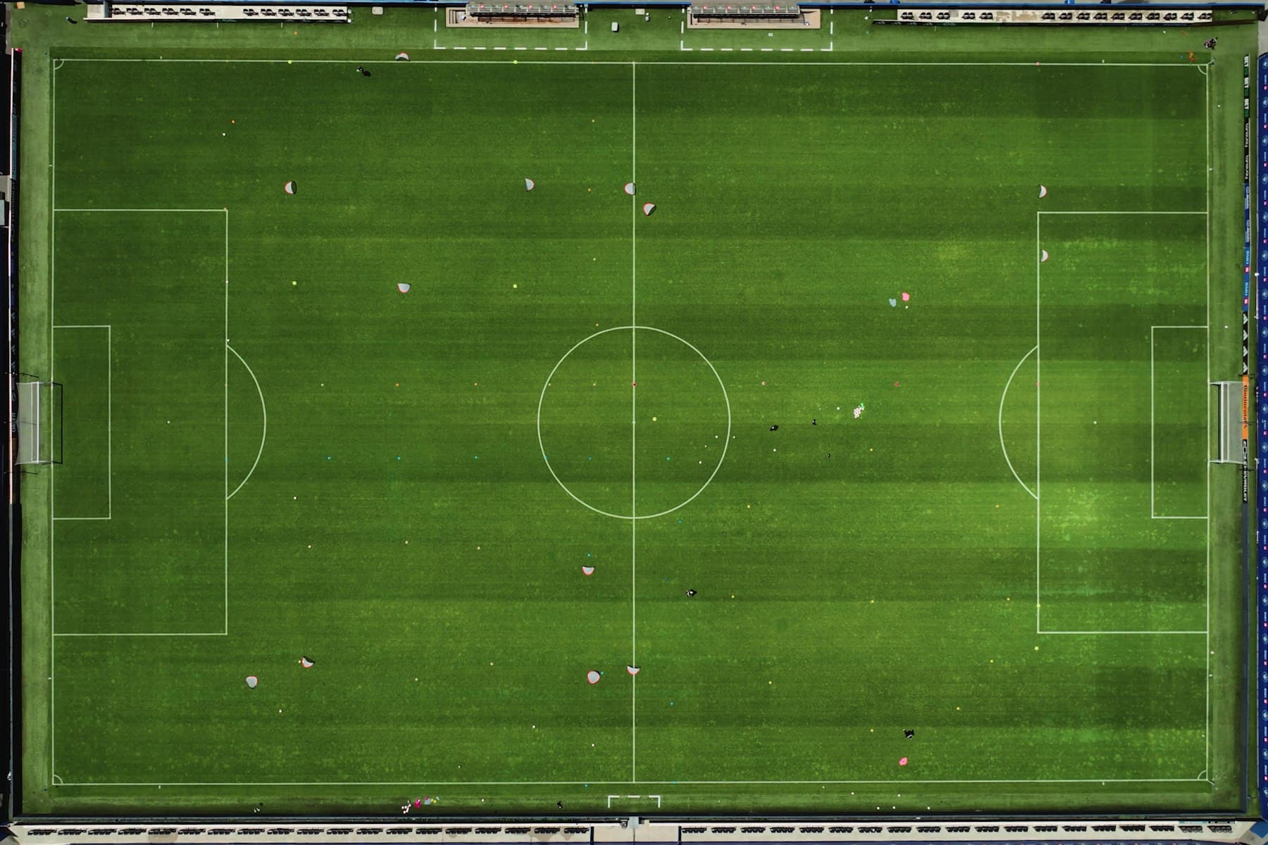 Vista aérea de um campo de futebol com relva bem tratada e marcações visíveis
