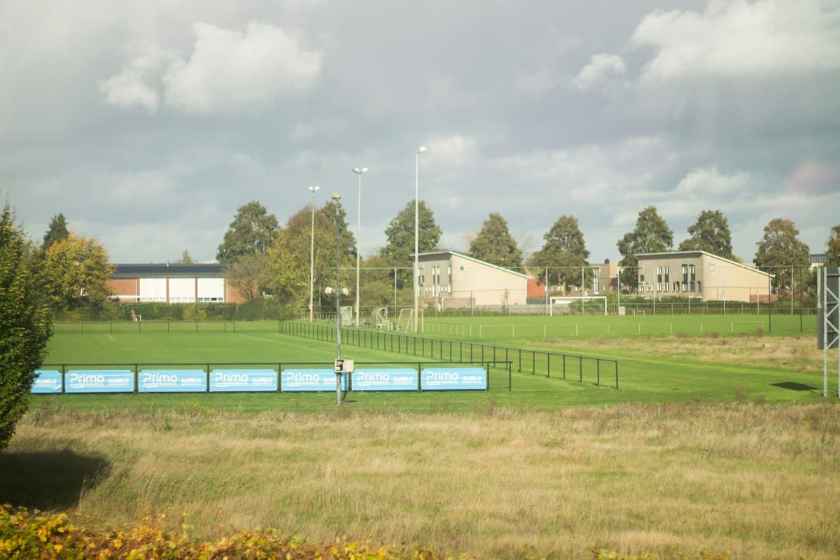 Campo desportivo com vedação perimetral em malha metálica